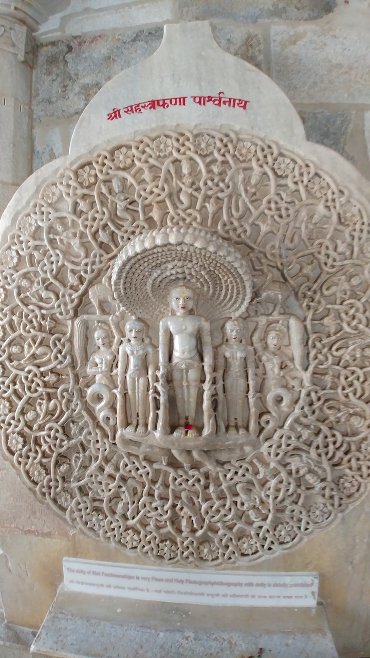 "Figures de pierre finement sculptées sur un mur."