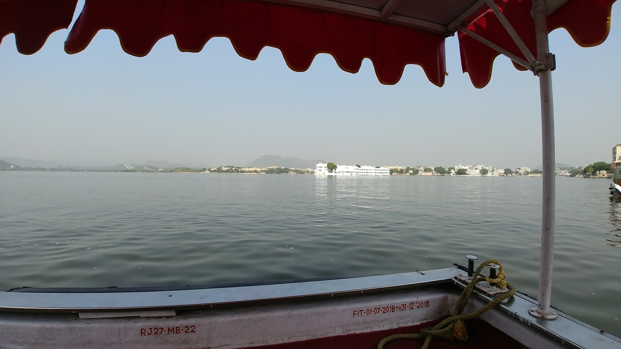 Vue depuis un bateau surplombant une étendue d'eau calme.