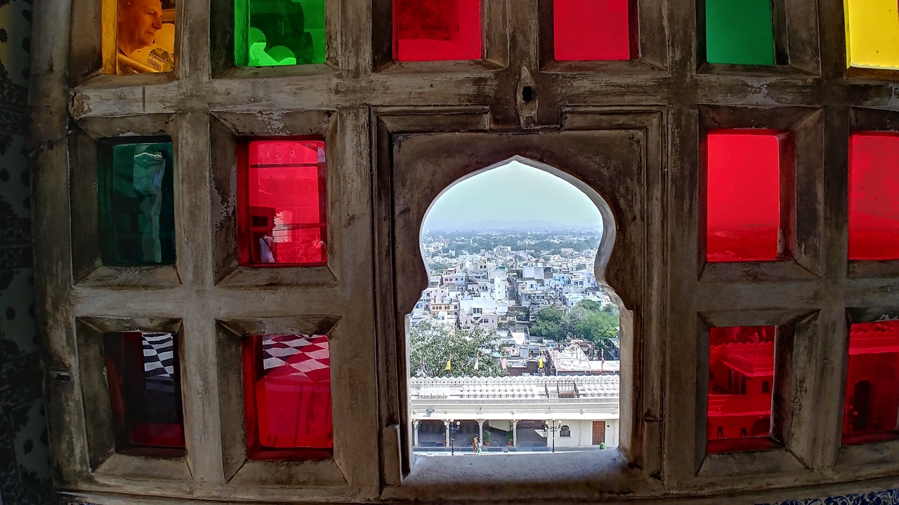Vue à travers un vitrail coloré.