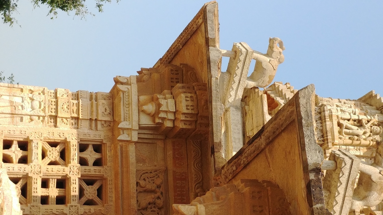 Gros plan d'éléments architecturaux finement sculptés.