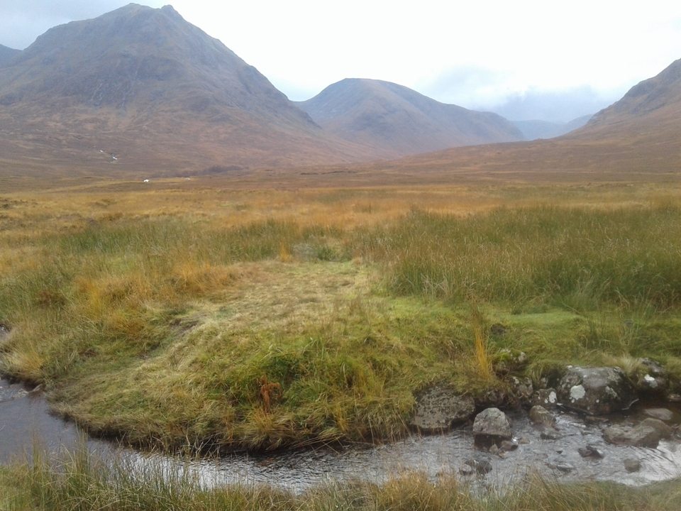 Vallée plate avec des montagnes en arrière-plan.