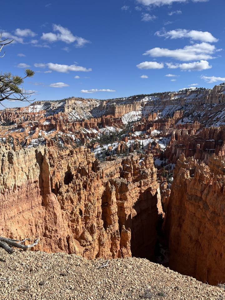 Snow-dusted hoodoos and rock formations in Bryce Canyon