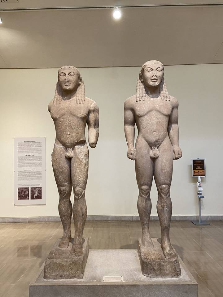 Deux statues grecques antiques exposées dans un musée.