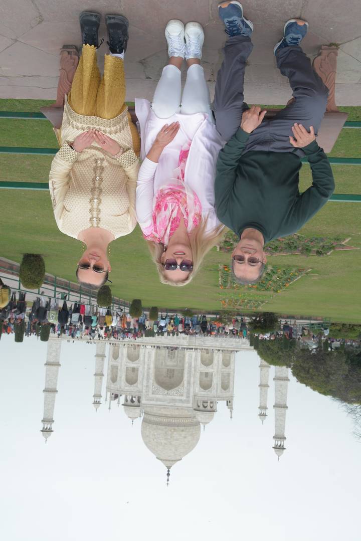 Group posing in front of the Taj Mahal.