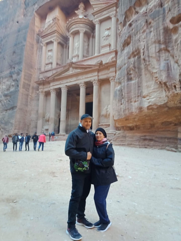 Couple posant devant la célèbre structure de Pétra.