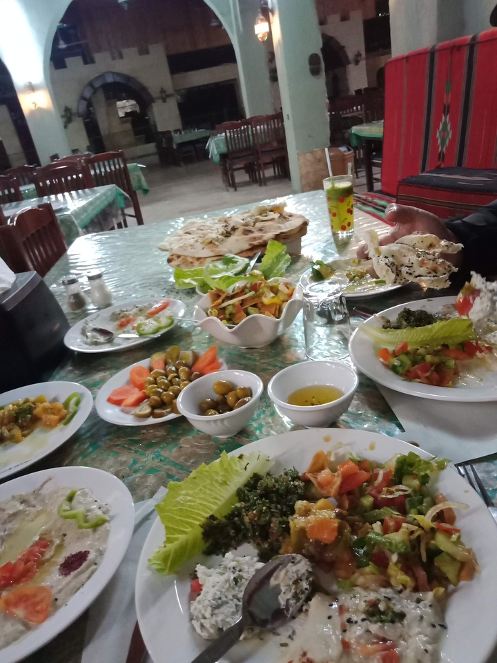 Repas traditionnel du Moyen-Orient étalé sur une table.