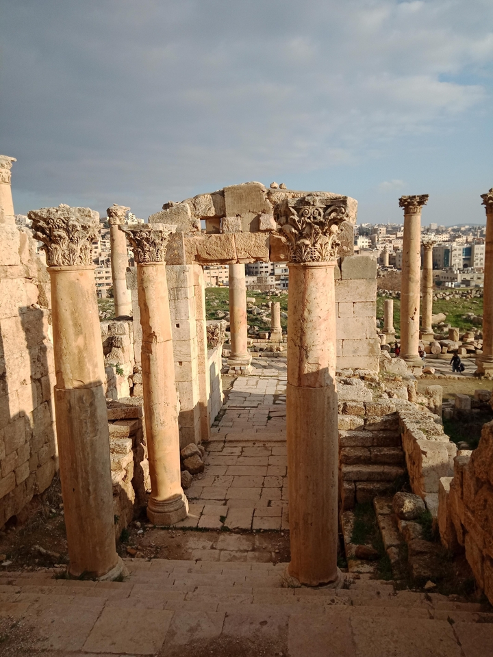 Anciennes colonnes de Jerash avec le paysage urbain en arrière-plan.