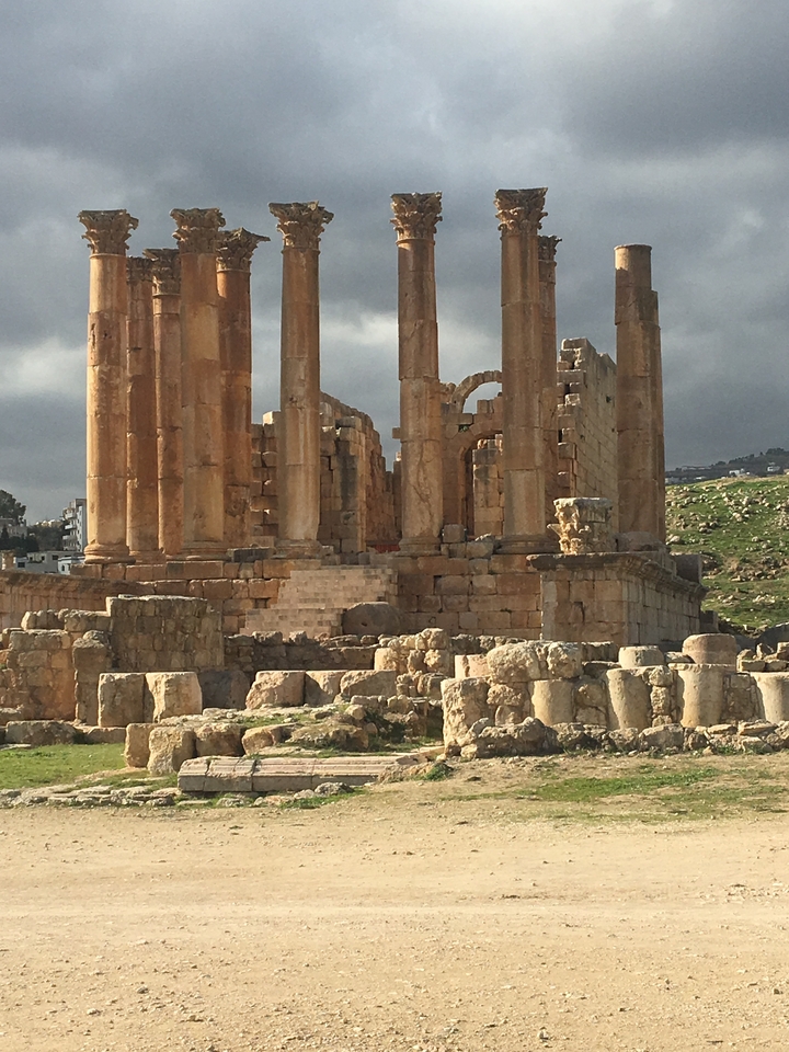 Gros plan de piliers et de maçonnerie de ruines antiques.