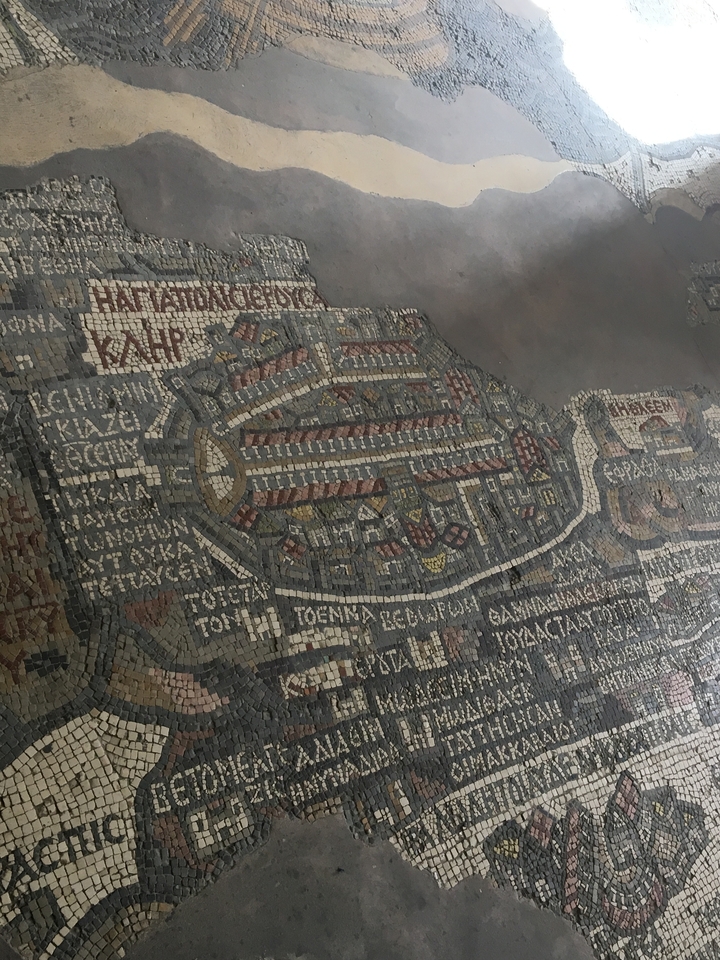 Ancienne carte mosaïque avec inscriptions grecques.