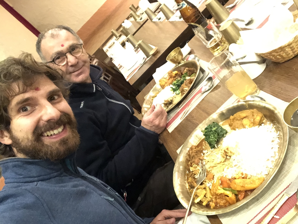 Deux hommes savourant de la nourriture traditionnelle à une table à manger.