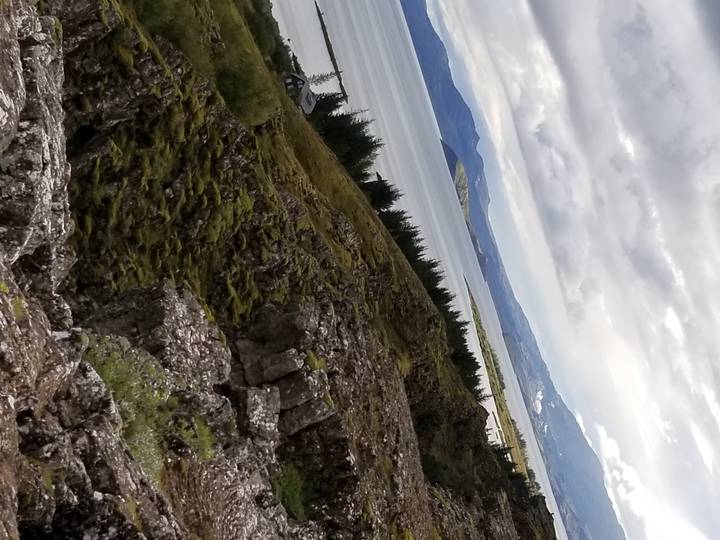 Paysage avec étendue d'eau et montagnes au loin.