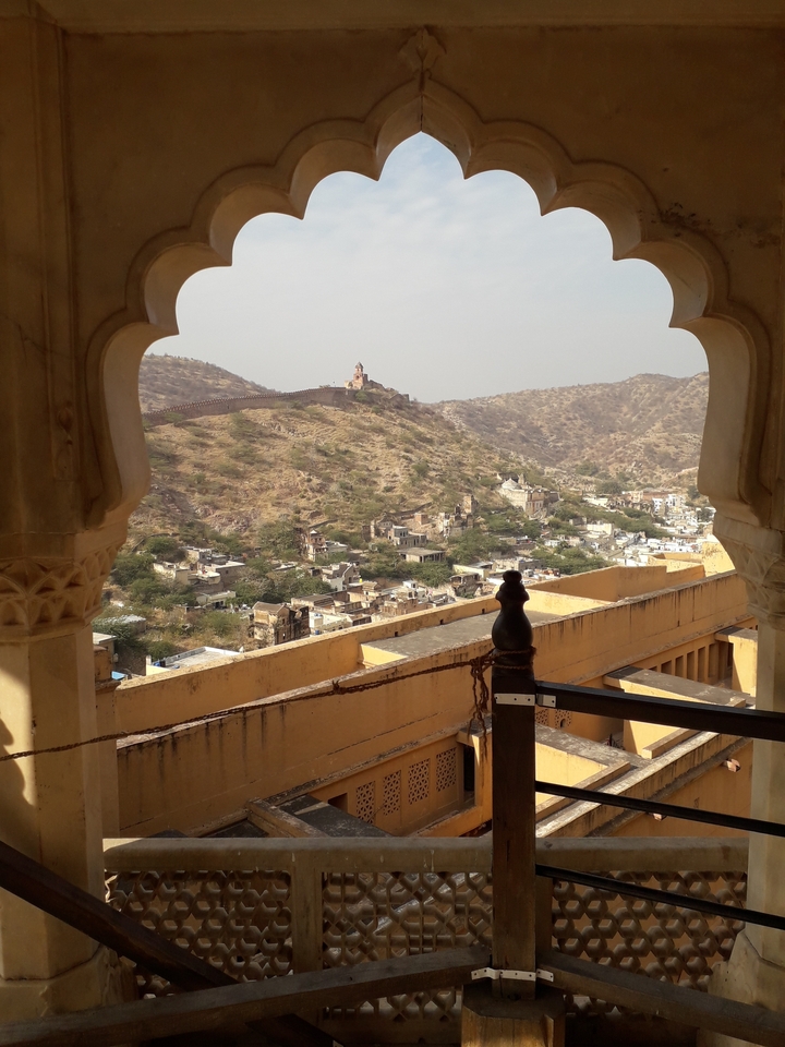 Vista panorámica de un fuerte y pueblo rodeados de colinas.
