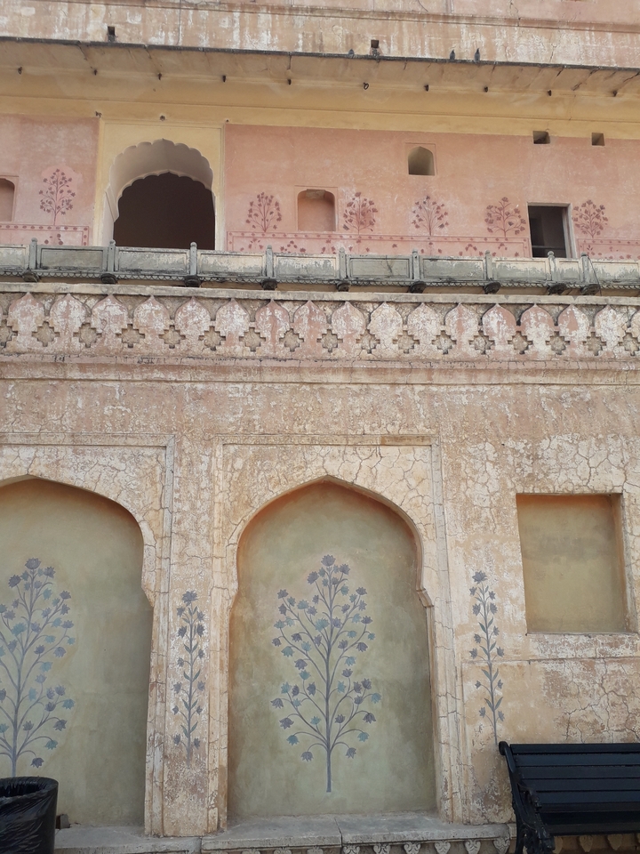 Muro antiguo con arte desvanecido.