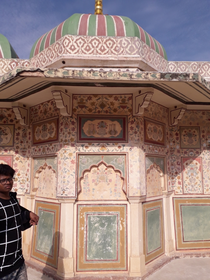 Frescos intrincados en una pared de palacio.