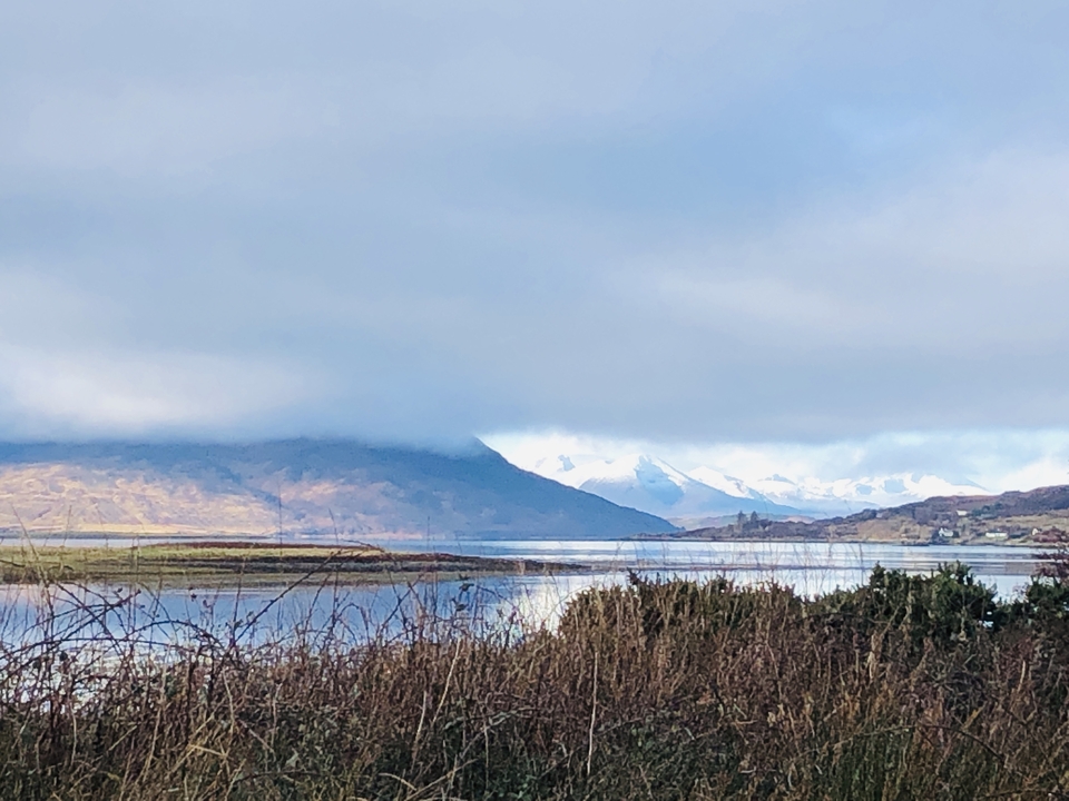 Paysage montagneux avec un lac.