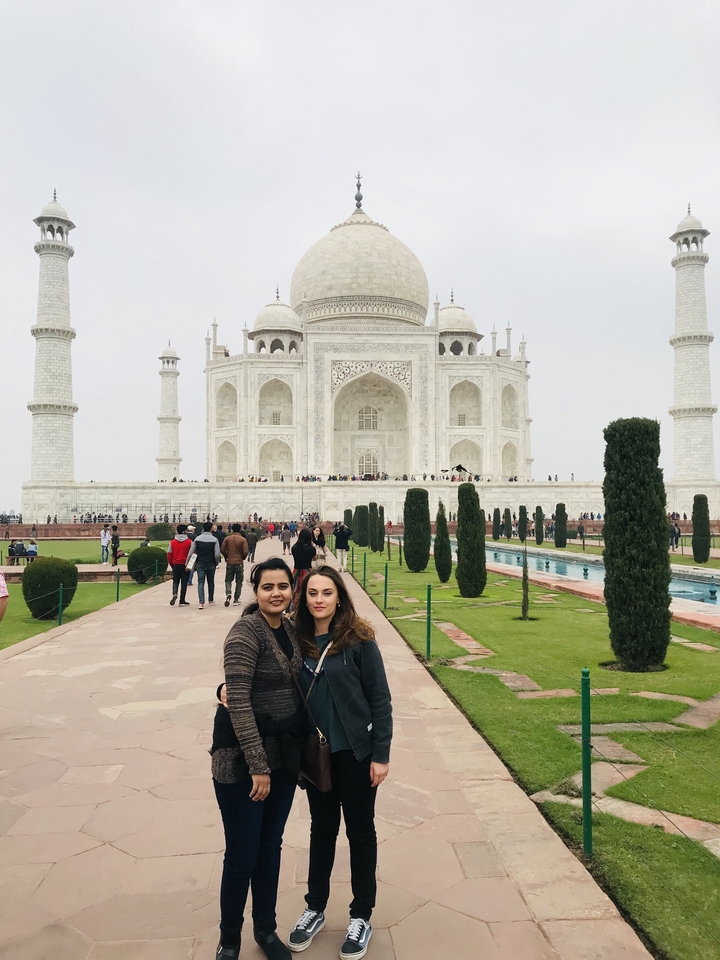 Des touristes posant devant le Taj Mahal.