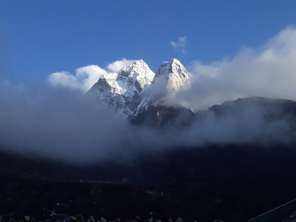 Sommets montagneux entourés de nuages.
