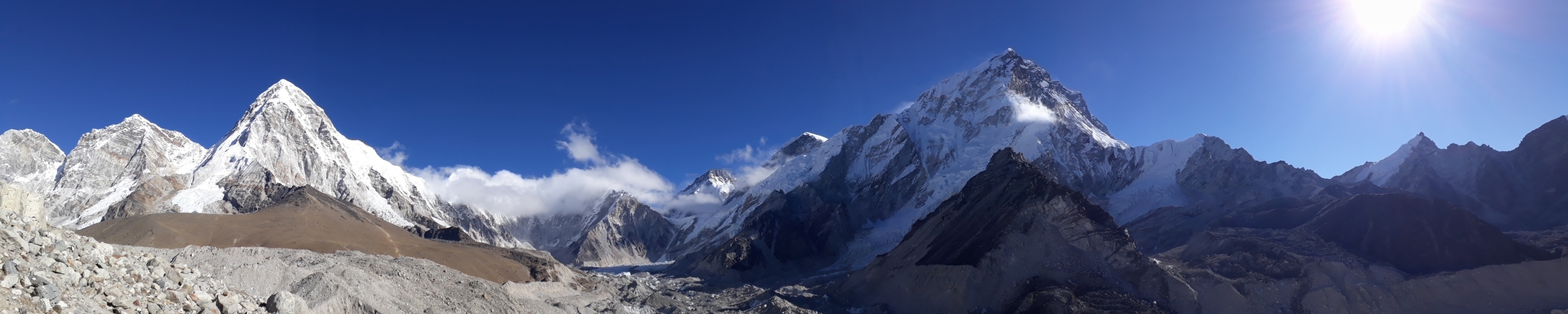 Vue panoramique des montagnes enneigées et des glaciers.