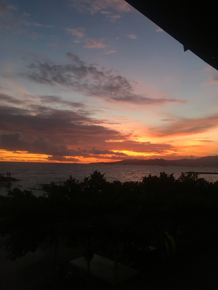 Coucher de soleil vibrant sur un horizon océanique paisible.