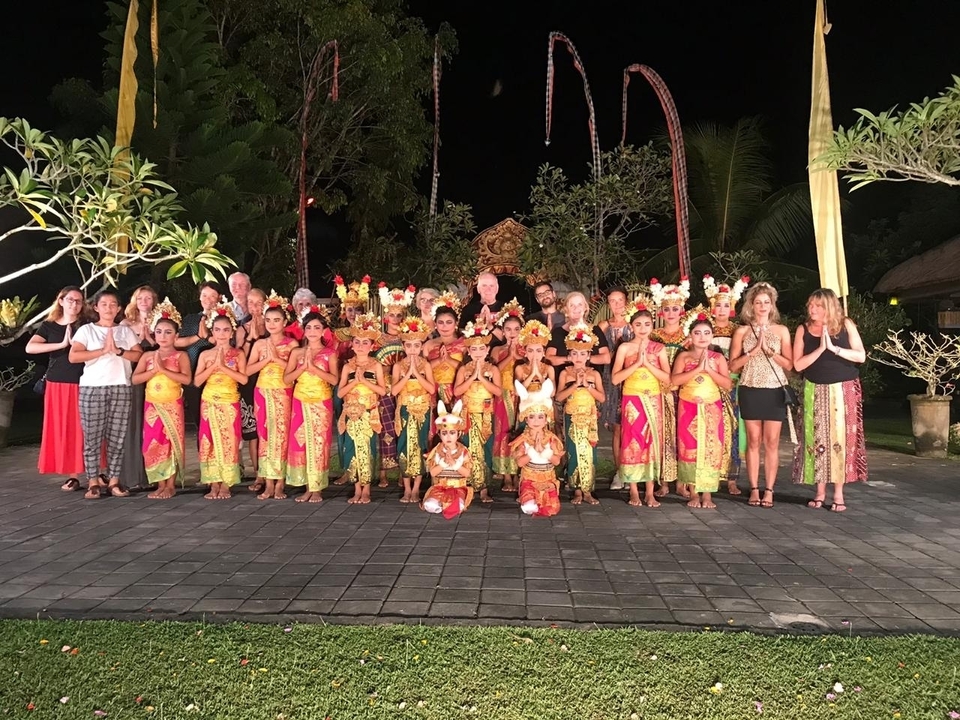 Photo de groupe de personnes en tenue traditionnelle balinaise.