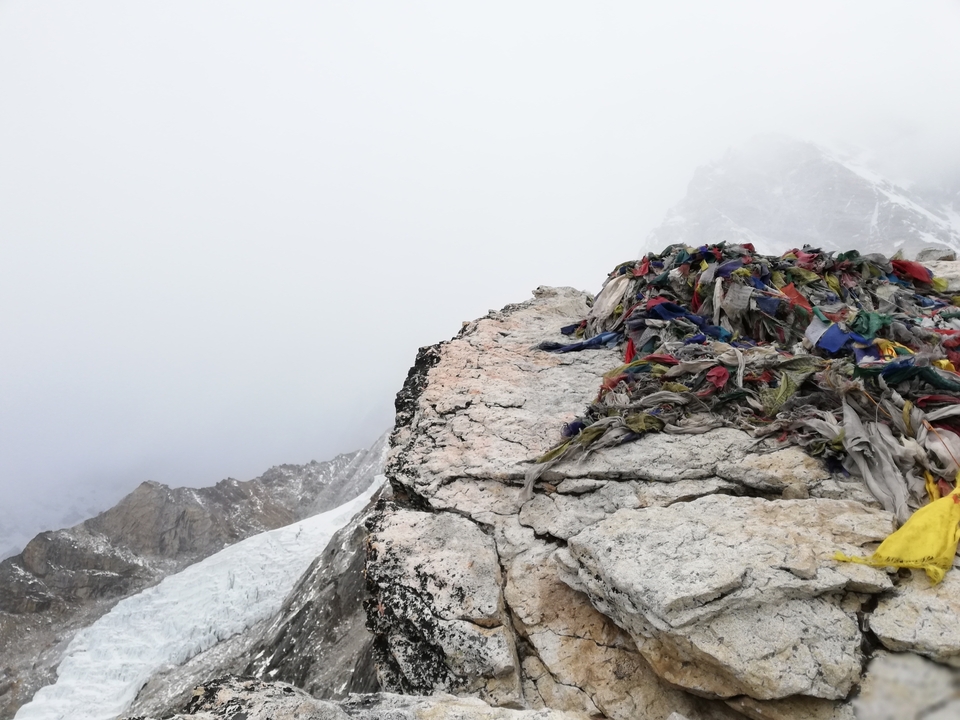Paysage de montagne avec drapeaux de prière dans l'Himalaya.