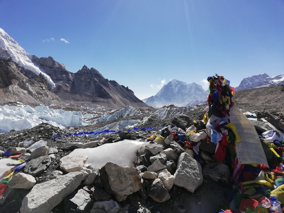 Terrain glaciaire avec drapeaux de prière dans l'Himalaya.
