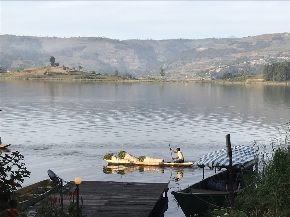 Personne pagayant en canoë sur un lac tranquille.