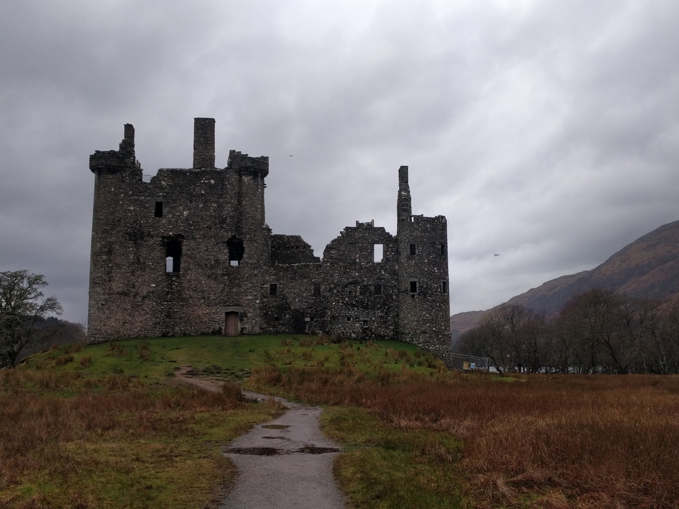 Ruins of a castle against a cloudy sky.