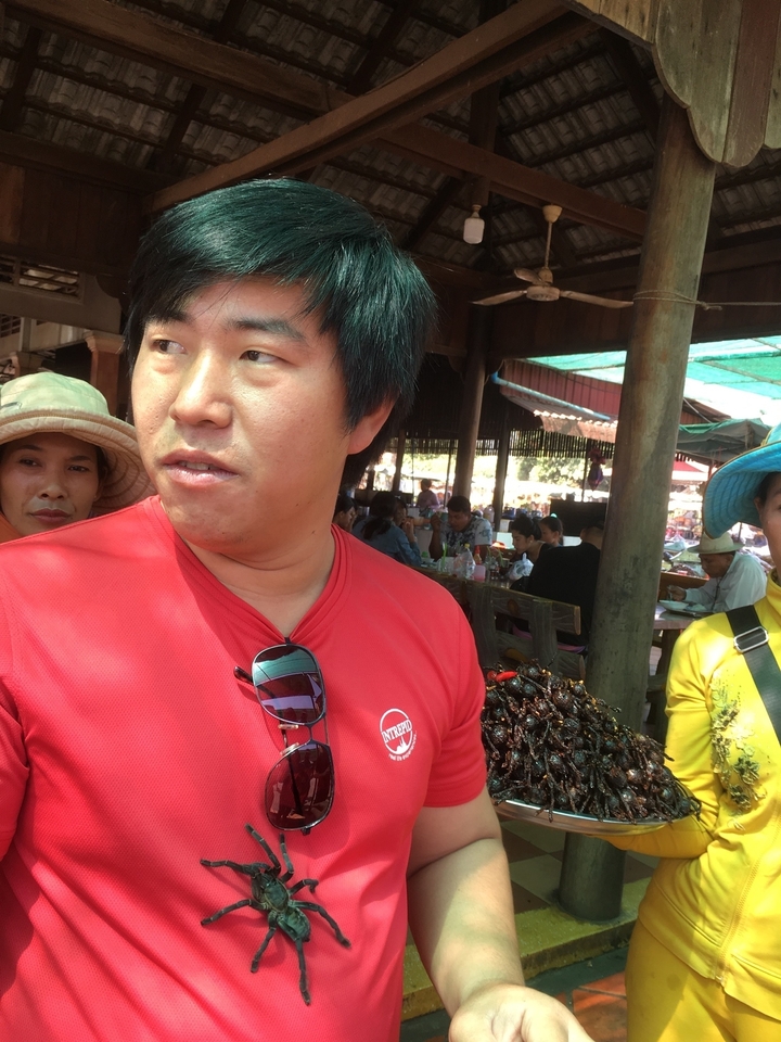 Des personnes à l'intérieur avec des paniers de nourriture, possiblement dans un contexte de marché.