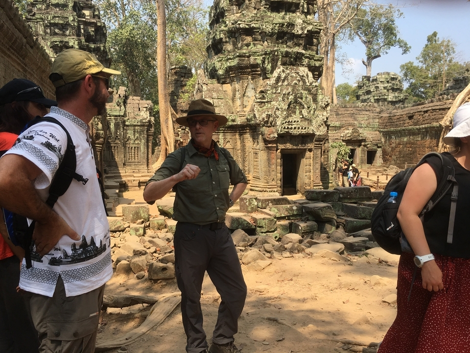 Des touristes avec un guide sur un site de temple antique.