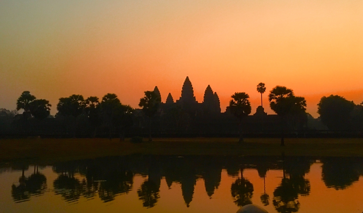 Silhouette d'Angkor Vat pendant un magnifique coucher de soleil.