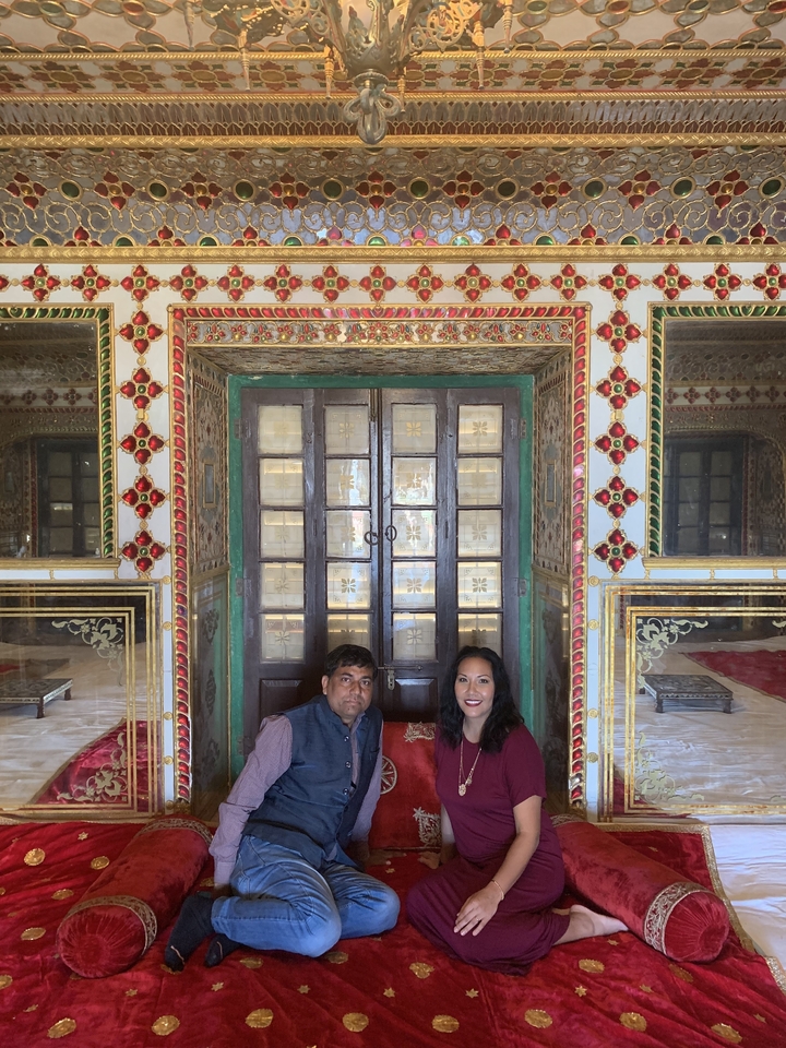 Deux personnes assises dans une pièce richement décorée.