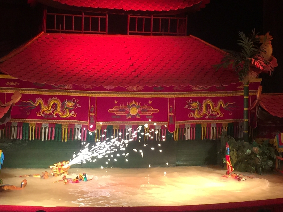 Scène avec décorations rouges et feux d'artifice.