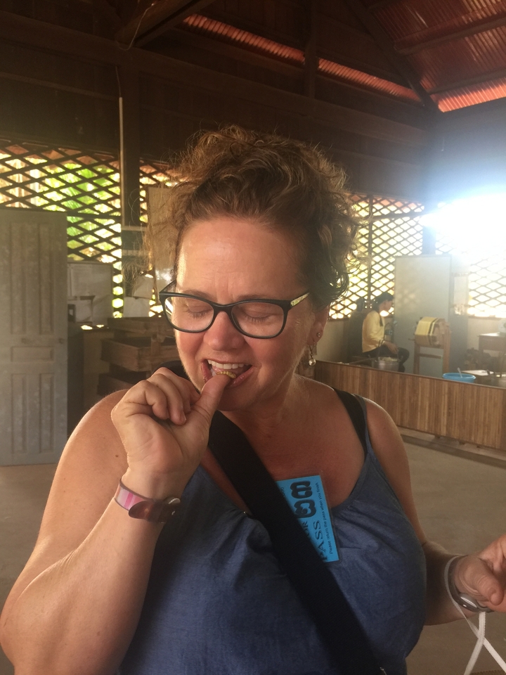 Femme mangeant dans un intérieur en bois.