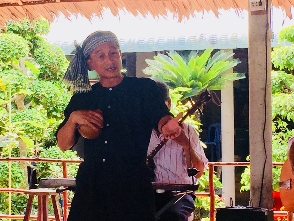 Un homme jouant d'un instrument à cordes traditionnel.