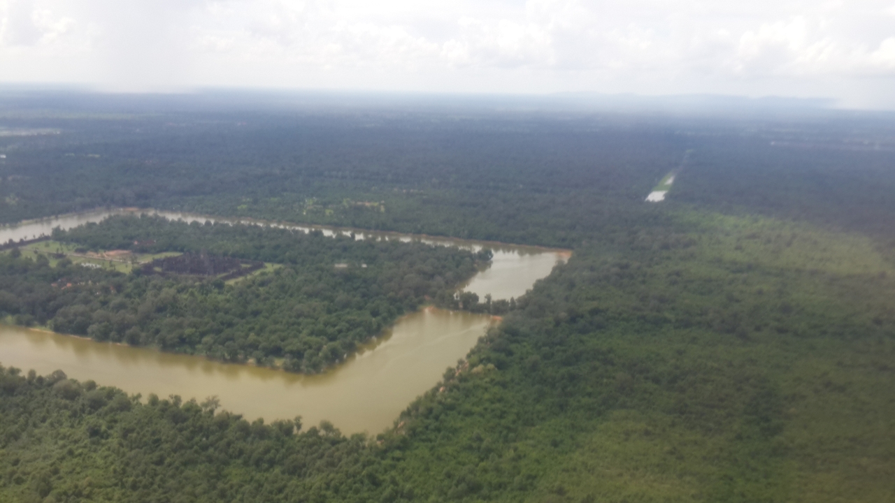 Vue aérienne d'un paysage fluvial avec des arbres.