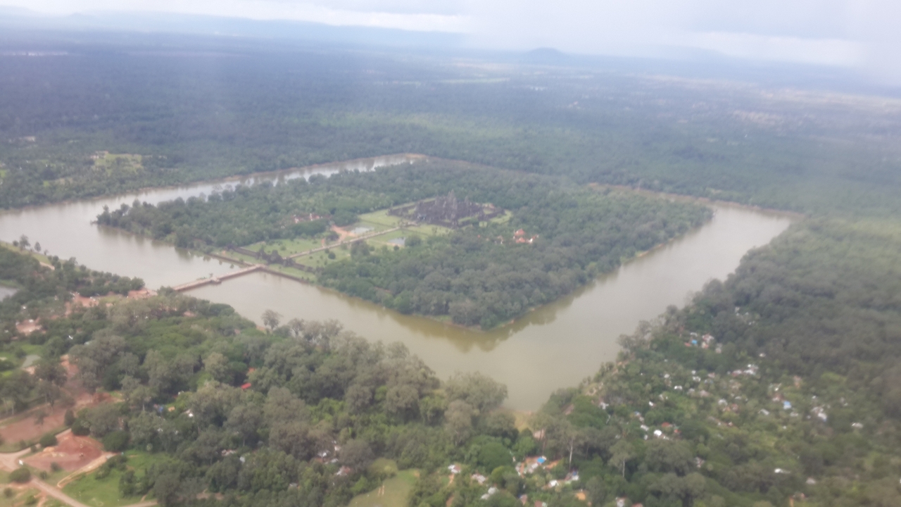 Vue aérienne d'une étendue d'eau entourée de végétation.
