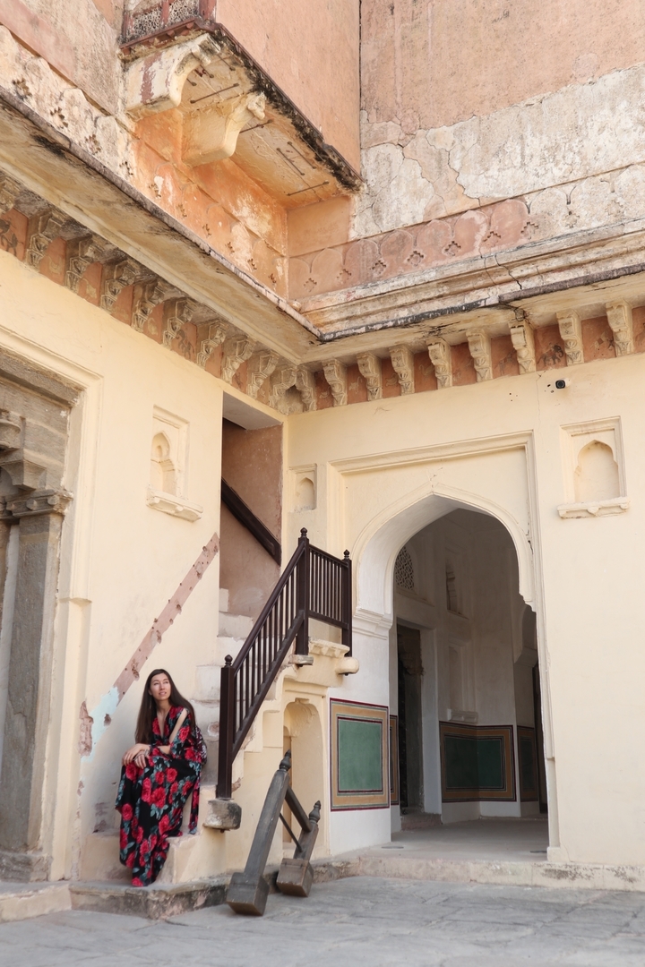 Gros plan sur les détails architecturaux d'un bâtiment historique.