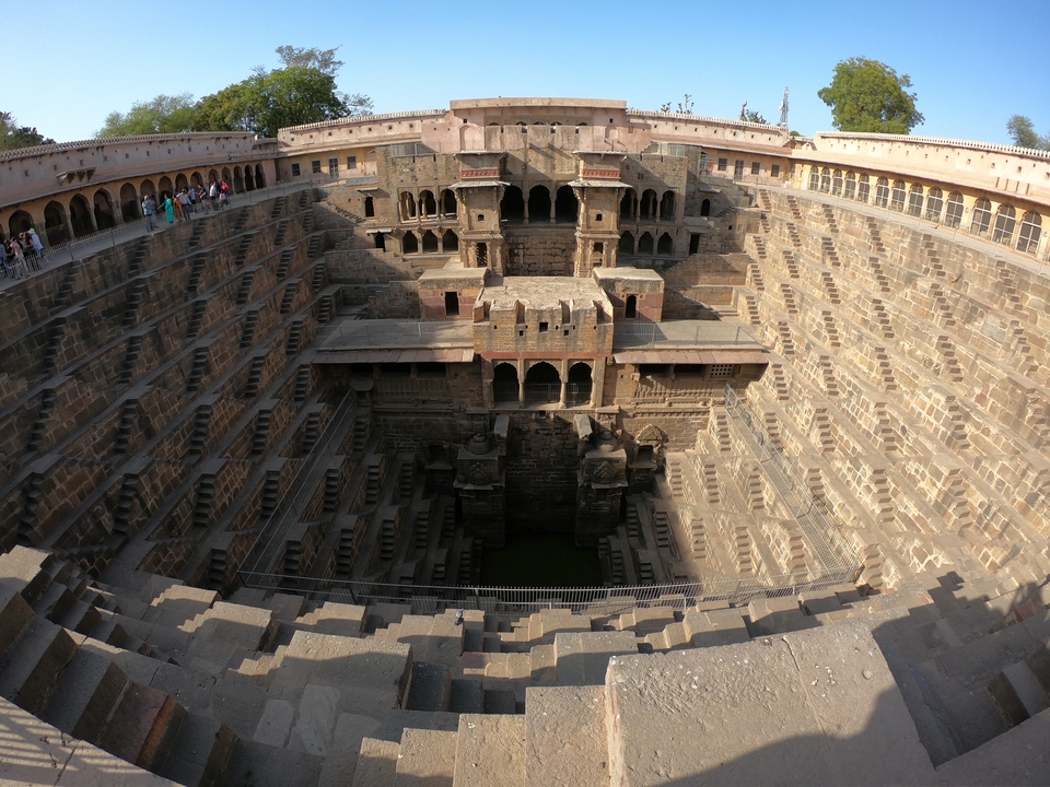 Vue pittoresque d'un puits à degrés avec une architecture complexe.