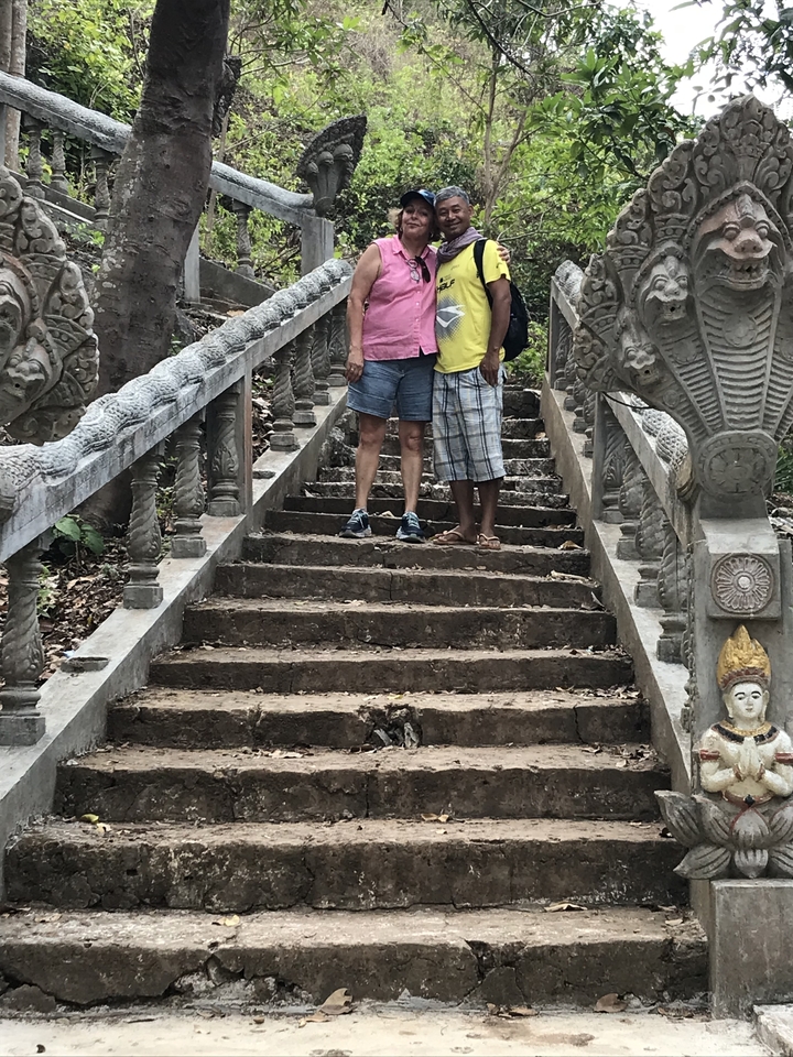 Deux personnes debout sur d'anciens escaliers de pierre.