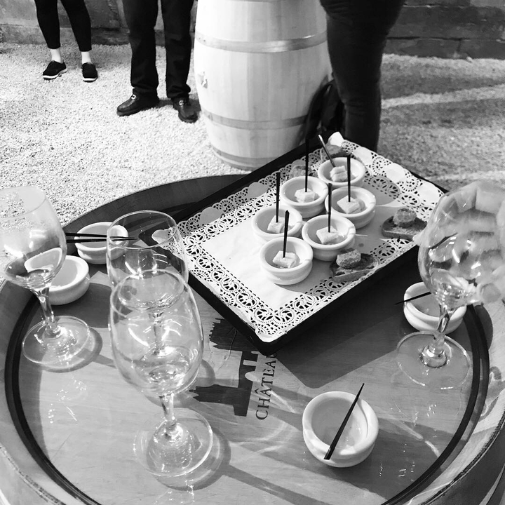 Table avec des amuse-gueules et des verres à vin.