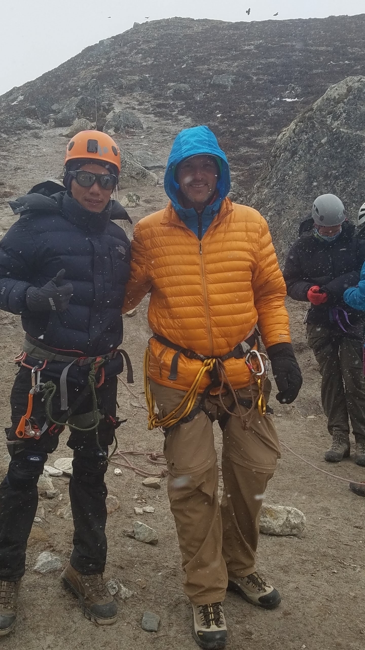 Groupe d'alpinistes préparant leur équipement dans des conditions enneigées.