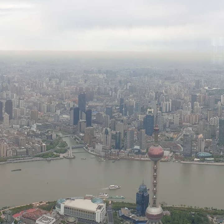 Vue aérienne du paysage urbain de Shanghai avec la Tour de la Perle d'Orient visible.