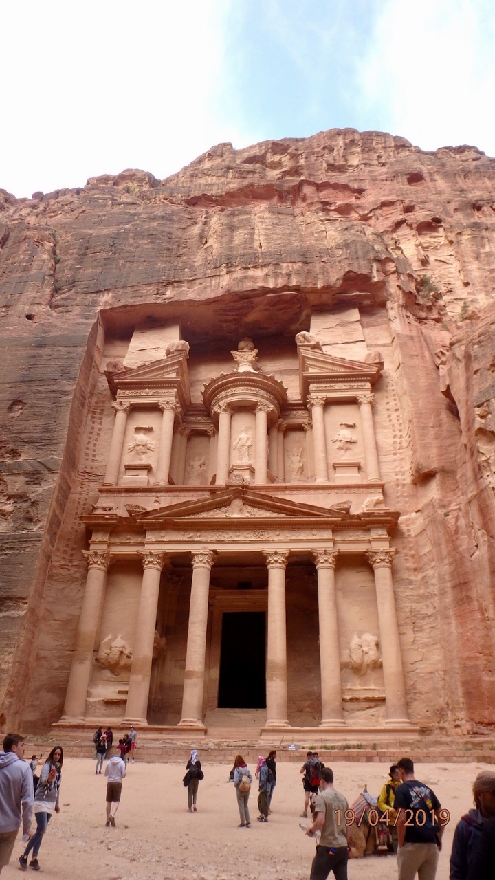 Le Trésor de Pétra avec des sculptures détaillées dans la roche.