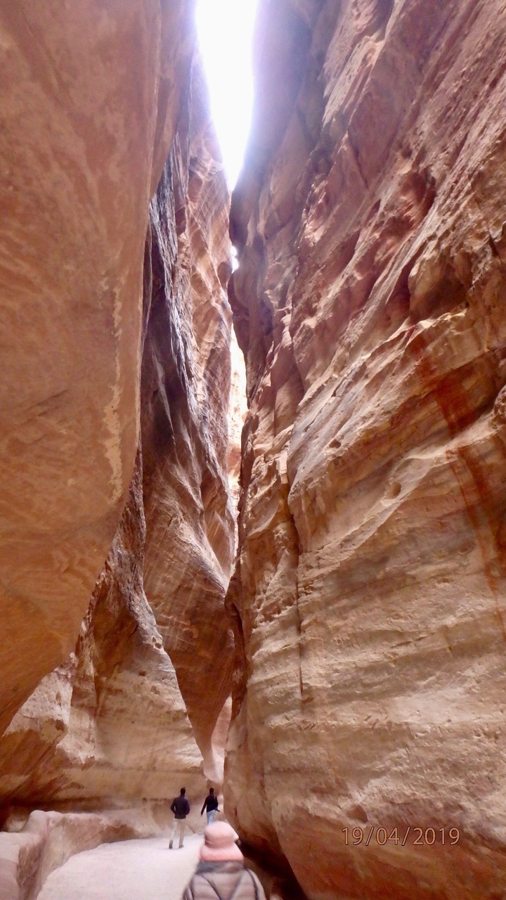 Canyon étroit aux parois escarpées constituées de roche stratifiée.