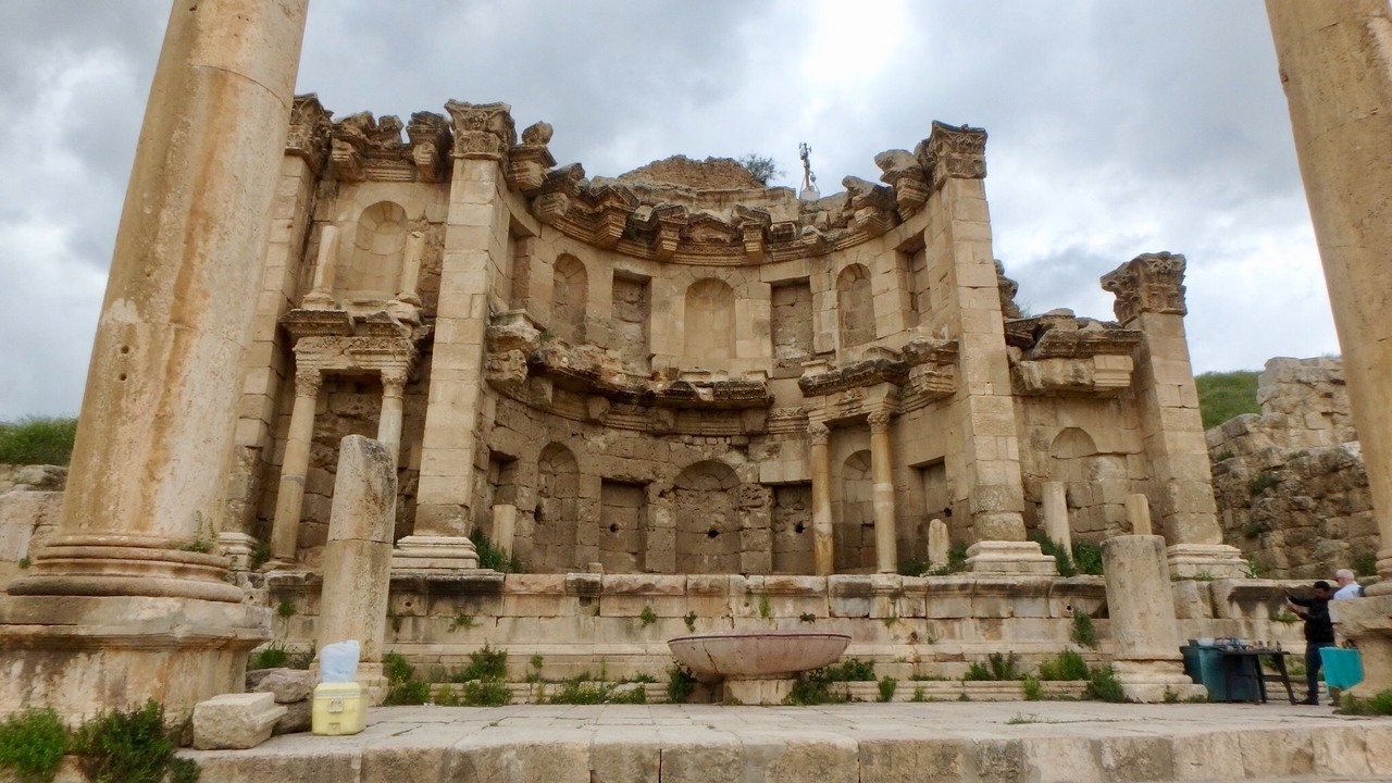 Ancien bâtiment en pierre avec colonnes à Jerash, en Jordanie.