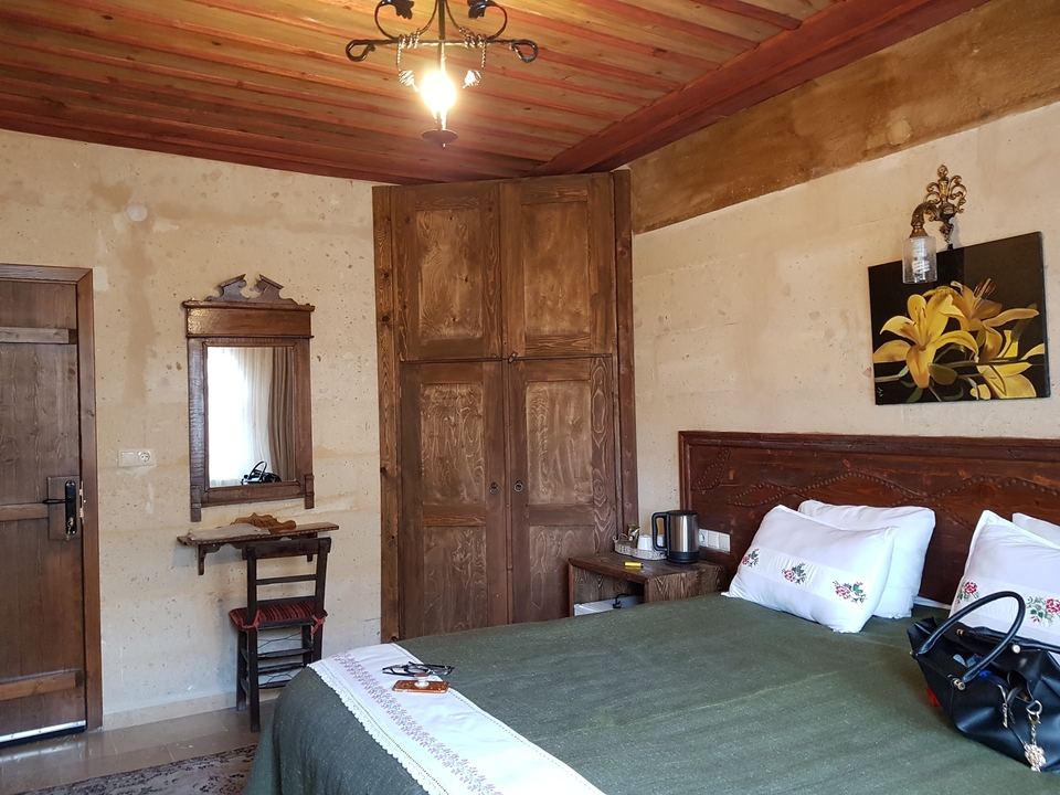 Intérieur d'une pièce chaleureuse et rustique avec des meubles en bois.