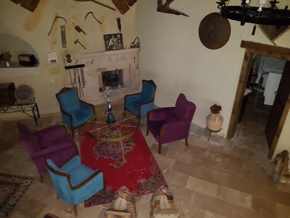 Coin salon confortable avec cheminée vu d'en haut.