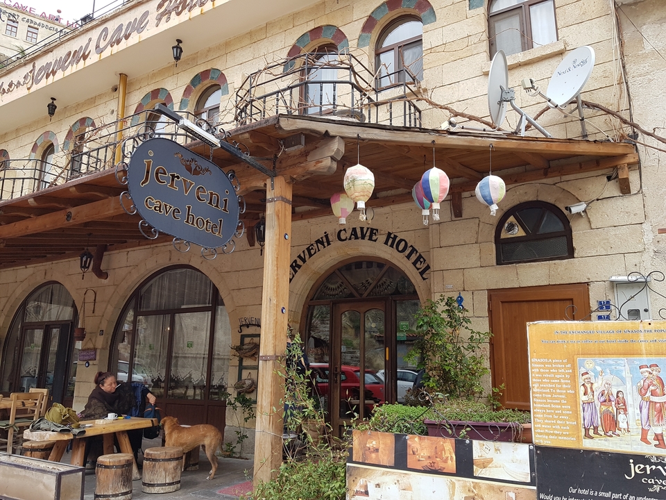 Façade d'un hôtel troglodyte avec des éléments décoratifs.