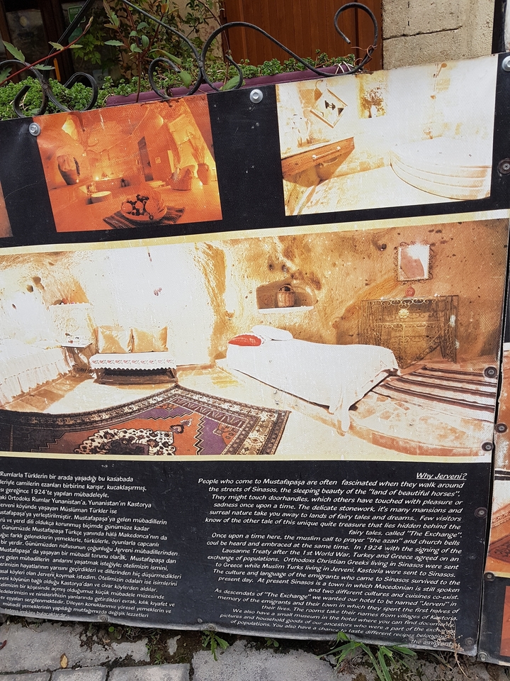 Photo floue d'une salle de grotte.